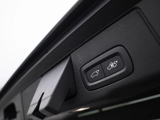 Volvo XC60 Volvo XC60 2.0 B4 D AWD R-Design | Parkeerverwarming | Schuif-/kanteldak | Trekhaak | Climate Pack | Memoryseats - afbeelding nr 15