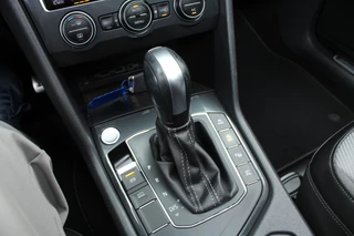 Volkswagen Tiguan Volkswagen Tiguan 1.5 TSI 150pk ACT R-Line DSG7 NL-Auto NAP Panoramadak Clima Cruise Navi 360 Camera Dynaudio Keyless  HUD Dig. Cockpit El. Klep - afbeelding nr 16