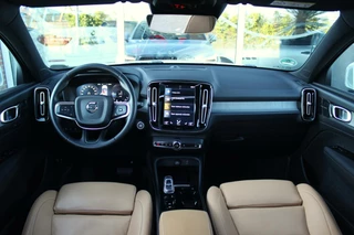 Volvo XC40 ➡️ Volvo XC40 1.5 T5 Recharge Inscription 262 pk | 1e eigenaar | 19 inch | Camera | Dakraam | LED | DAB | Trekhaak | Voorruit verwarming | Telefoon lader | NL auto | inc BTW | - afbeelding nr 13