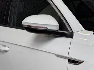 Volkswagen T-Roc Volkswagen T-Roc 1.5 TSI 150PK R-LINE EVO IQ LIGHT ALCANTARA ELEK.KLEP CARPLAY STOEL/STUUR VERW. 18
