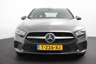 Mercedes-Benz A-Klasse Mercedes-Benz A-klasse 200 Automaat Progressive | Sfeerverlichting | Navigatie | Climate control | Camera | Parkeer sensoren | Half Lederen Bekleding | Led  | Cruise Control | LMV Velgen - afbeelding nr 4