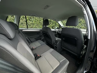 Volkswagen Golf Sportsvan Volkswagen Golf Sportsvan 1.0 TSI Connected Series, NL AUTO, NAP, ECC-AIRCO, NAVI, DODEHOEK, CRUISE, CAMERA, PARKEERSENSOREN, TREKHAAK, LICHTMETAAL 16