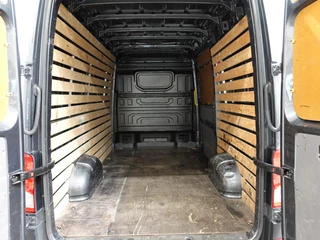 Volkswagen Crafter Volkswagen Crafter 30 2.0 TDI L3H3 Highline Trekhaak Apple Carplay Navigatie Cruise Control Camera MF Stuurwiel imperiaal + Trap - afbeelding nr 2