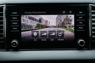 Škoda Karoq Skoda Karoq 1.5 TSI / 150 PK / DSG / Sportline / Black Edition / Panorama / Virtual Cockpit / Camera / Cruise Control / Trekhaak / 18
