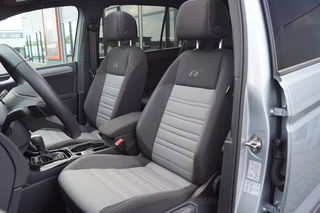 Volkswagen Touran Volkswagen Touran 1.5 TSI DSG R-Line Black st/ 7Pers./Panodak /trekhaak wegkl./ACC - afbeelding nr 3