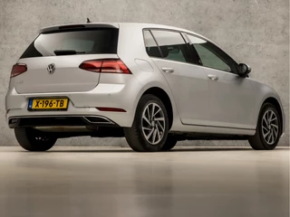Volkswagen Golf Volkswagen Golf 1.0 TSI Luxury Automaat (APPLE CARPLAY, GROOT NAVI, CLIMATE, STOELVERWARMING, SPORTSTOELEN, ADAPTIVE CRUISE, LM VELGEN, GETINT GLAS, PARKEERSENSOREN, NIEUWE APK, NIEUWSTAAT) - afbeelding nr 5