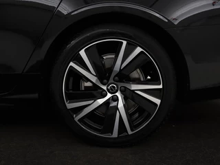 Volvo V90 Volvo V90 2.0 T8 AWD R-Design | Panoramadak | Head-Up | Trekhaak | Stoel & stuurverwarming | Leder | 360 camera | Luchtvering | Harman/Kardon | Adaptive cruise | Achterbankverwarming - afbeelding nr 42