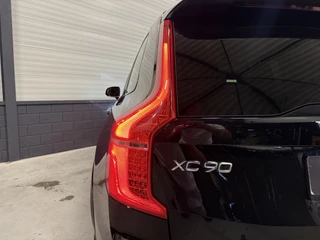 Volvo XC90 Volvo XC90 T8 Recharge AWD R-Design BLACK LONG RANGE PANO/TREKHAAK/HEAD-UP/MEMORY/H&K/CAMERA/ACC/PILOT-ASSIST/KEYLESS/LEER-SPORT/GOOGLE/PRIVACY/20