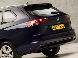 Volkswagen Golf Volkswagen Golf Variant 1.0 TSI Luxury Sport (APPLE CARPLAY, GROOT NAVI, SFEERVERLICHTING, STUUR/STOELVERWARMING, SPORTSTOELEN, KEYLESS, PARKEERSENSOREN, NIEUWSTAAT) - afbeelding nr 11