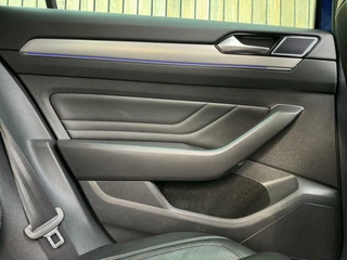 Volkswagen Passat Volkswagen Passat Variant 1.5 TSI R-line Automaat | Panoramadak | Lederen bekleding | Stoelverwarming | LED koplampen | Keyless entry&start | Afneembare trekhaak | Sfeerverlichting | Parkeersensoren voor en achter - afbeelding nr 37