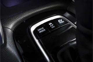 Toyota Corolla Cross Toyota Corolla Cross Hybrid 140 Style | Dig. Cockpit | Adapt. Cruise | Stoel+-Stuurverw. | Trekhaak | PDC | Camera | NAV+App. Connect | Elek. Klep | ECC | LM 18