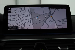 BMW 5 Serie BMW 5-serie 545e xDrive M Sport | Trekhaak | Adaptive cruise |  Stoel & stuurverwarming | Alcantara | Camera | Carplay | Sfeerverlichting | 19'' | Full LED | Park Assist - afbeelding nr 10
