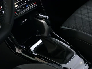 Volkswagen T-Roc Volkswagen T-Roc 1.5 TSI 150PK R-LINE EVO IQ LIGHT ALCANTARA ELEK.KLEP CARPLAY STOEL/STUUR VERW. 18