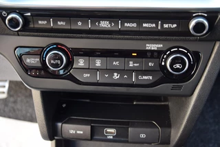 Kia e-Niro Kia e-Niro ExecutiveLine 64 kWh | Stoelverwarming/koeling | Elektrisch verstelb. bestuurdersstoel met geheugen | Draadloze telefoonlader | - afbeelding nr 34