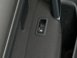 Volkswagen Golf Sportsvan Volkswagen Golf Sportsvan 1.0 TSI Connected Series, NL AUTO, NAP, ECC-AIRCO, NAVI, DODEHOEK, CRUISE, CAMERA, PARKEERSENSOREN, TREKHAAK, LICHTMETAAL 16