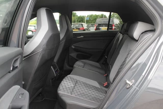 Volkswagen Golf Volkswagen Golf 1.5 eTSI R-Line / Panoramadak / Camera / Harman Kardon / Matrix LED / 18'' / Navigatie / DAB / ACC / Dodehoek / Stuurverwarming / Stoelverwarming - afbeelding nr 11