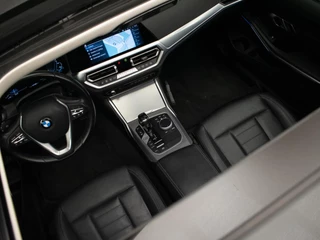 BMW 3 Serie BMW 3-serie Touring 320e M Sport (PANORAMADAK,APPLE CARPLAY,NAVI,SFEERVERLICHTING,STOELVERWARMING,CAMERA,LEDER,CRUISE,CLIMATE) - afbeelding nr 2