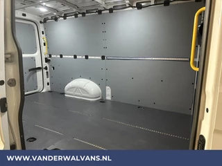 Volkswagen Crafter Volkswagen Crafter 2.0 TDI 141pk L3H2 L2H1 Euro6 Airco | Camera | Navigatie | Apple Carplay | Adaptieve Cruisecontrol Android Auto, Parkeersensoren, Stoelverwarming, Bijrijdersbank - afbeelding nr 12