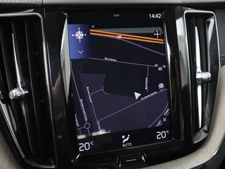 Volvo XC60 Volvo XC60 2.0 T8 Twin Engine AWD Inscription | Panoramadak |  Trekhaak | Leder | Camera | Carplay | Navigatie | Full LED | Climate control - afbeelding nr 18