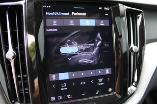 Volvo XC60 Volvo XC60 2.0 T8 Plug-in hybrid AWD Plus Dark | Luchtvering | 360 | H&K | Trekhaak - afbeelding nr 42