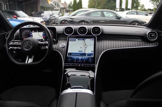 Mercedes-Benz C-Klasse Mercedes-Benz C-Klasse 180 AMG Line / Camera / Leder&Alcantara / 18'' / Navigatie / DAB / Dodehoek / Stoelverwarming / Cruise Control - afbeelding nr 2