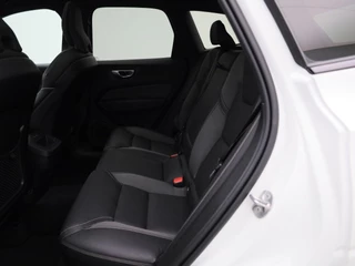 Volvo XC60 Volvo XC60 2.0 B4 D AWD R-Design | Parkeerverwarming | Schuif-/kanteldak | Trekhaak | Climate Pack | Memoryseats - afbeelding nr 12
