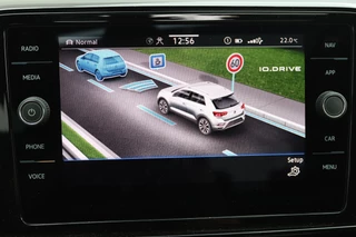 Volkswagen T-Roc Volkswagen T-Roc 1.5 TSI 110kW DSG-7 R-Line Black Style Panorama/IQ.Light/Virtual Cockpit Pro/App-Connect/18