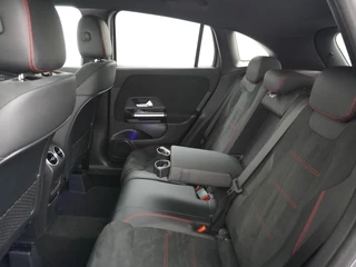 Mercedes-Benz GLA Mercedes-Benz GLA 200 AMG // Camera // Sfeerverlichting // Night Pakket // Augmented Reality // Carplay // 19
