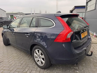 Volvo V60 Volvo V60 1.6 T3 Momentum Automaat|NL Auto|Clima|Cruise|Navi|Trekhaak|NAP - afbeelding nr 2