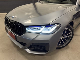 BMW 5 Serie BLUESTONE-METALLIC/PANO/H&K/HEAD-UP/LASER/KEYLESS/DISPLAY-KEY/CARPLAY/STANDKACHEL/SHADOW-LINE/PRIVACY/NET OH BEURT GEHAD BIJ BMW DEALER - afbeelding nr 2