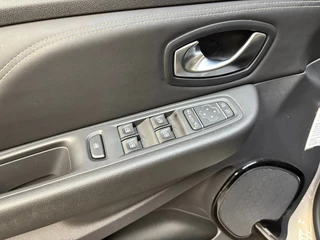 Renault Clio Renault Clio 1.2 TCe Initiale Paris PANO NAV Leder BOSE Stoelverwarming - afbeelding nr 5