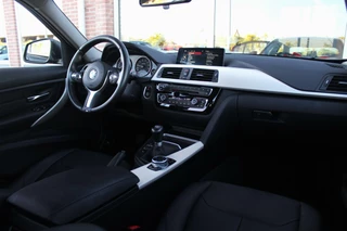 BMW 3 Serie ➡️ BMW 3-serie 320i F30 Centennial High Executive Sedan Facelift | 184 pk | NL auto | 2e eigenaar | 4 cilinder | LED | Leer | Navi | Camera | Sporstuur | Cruise control | Climate control - afbeelding nr 12