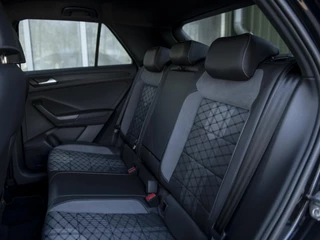 Volkswagen T-Roc Volkswagen T-Roc 1.5TSi 150pk R-Line | LED Matrix | DAB | App Connect | 18