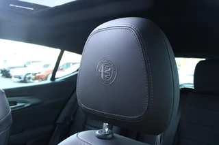 Alfa Romeo Tonale Alfa Romeo Tonale 1.5T 160PK HYbrid VELOCE | PANORAMISCH SCHUIF / KANTELDAK | LEDEREN BEKLEDING | VOORSTOELEN / STUUR VERWARMD | VOORSTOELEN GEVENTILEERD | VOORSTOELEN ELEKTRISCH VERSTELBAAR | DRAADLOOS APPLE CARPLAY / ANDROID AUTO | 360° CAMERA | AUTOMATISCH DIMMENDE BUITENSPIEGELS | 20
