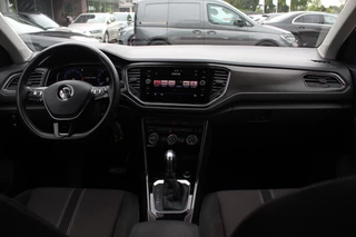 Volkswagen T-Roc Volkswagen T-Roc 1.5 TSI Sport / Trekhaak / Virtual Cockpit / Navigatie / Parkeerhulp V+A / Spiegelpakket / 17'' / Apple CarPlay / ACC - afbeelding nr 2