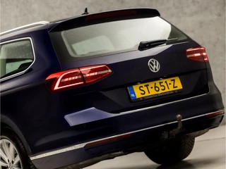 Volkswagen Passat Volkswagen Passat Variant 1.4 TSI ACT Highline 150Pk Automaat (APPLE CARPLAY, GROOT NAVI, CLIMATE, STOELVERWARMING, SPORTSTOELEN, KEYLESS, ADAPTIVE CRUISE, TREKHAAK, PARKEERSENSOREN, NIEUWSTAAT) - afbeelding nr 11