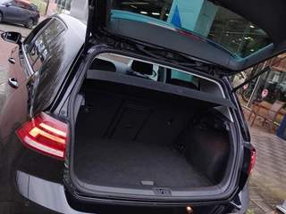 Volkswagen e-Golf e-Golf 136pk Automaat 5-Deurs | Warmtepomp | Navi | Apple Carplay+Android Auto | Clima | Adap. Cruise | Led Koplampen | Pdc V+A | Stoelverwarming | Privacy Glass | 17''lm | Trekhaak - afbeelding nr 36