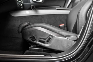 Volvo XC60 Volvo XC60 2.0 T6 Plug-in hybrid AWD Plus Dark | S/K-Panodak | Dig. Cockpit | Adapt. Cruise | Memory Stoelen | Elek. Klep | Stoel-+stuurverw. | 360 Camera | Harman/Kardon | NAV+App. Connect | LM 19