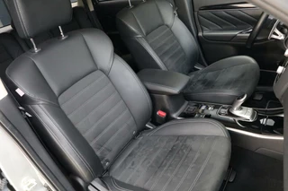 Mitsubishi Outlander Mitsubishi Outlander 2.4 PHEV Intense AWD Trekhaak AppleCarplay Leder/Alcantara Pdc Chroom Lmv 108000KM BJ2020 - afbeelding nr 14