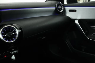Mercedes-Benz A-Klasse Mercedes-Benz A-klasse 250e AMG Night | Carplay | Stoelverwarming |  Camera | Leder/Alcantara | Full LED | Sfeerverlichting | Park Assist | Navigatie - afbeelding nr 13