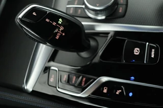 BMW 5 Serie BMW 5-serie 545e xDrive M Sport | Trekhaak | Adaptive cruise |  Stoel & stuurverwarming | Alcantara | Camera | Carplay | Sfeerverlichting | 19'' | Full LED | Park Assist - afbeelding nr 18