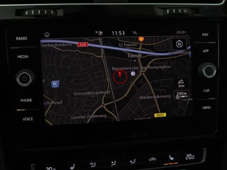 Volkswagen Golf Volkswagen Golf 1.0 TSI Highline | Stoelverwarming | Trekhaak |  Massage | Carplay | Adaptive cruise | Active Info Display | Navigatie | Parkeerhulp | Climate control - afbeelding nr 15