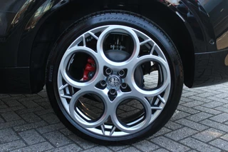 Alfa Romeo Tonale Alfa Romeo Tonale 1.5T 160PK HYbrid VELOCE | PANORAMISCH SCHUIF / KANTELDAK | LEDEREN BEKLEDING | VOORSTOELEN / STUUR VERWARMD | VOORSTOELEN GEVENTILEERD | VOORSTOELEN ELEKTRISCH VERSTELBAAR | DRAADLOOS APPLE CARPLAY / ANDROID AUTO | 360° CAMERA | AUTOMATISCH DIMMENDE BUITENSPIEGELS | 20