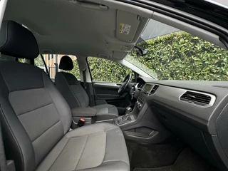 Volkswagen Golf Sportsvan Volkswagen Golf Sportsvan 1.0 TSI Connected Series, NL AUTO, NAP, ECC-AIRCO, NAVI, DODEHOEK, CRUISE, CAMERA, PARKEERSENSOREN, TREKHAAK, LICHTMETAAL 16