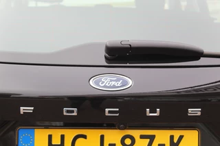 Ford Focus Ford Focus Wagon 1.0-125pk EcoBoost Mild-hybrid Titanium. Mooie, ruime, luxe en comfortabele Ford Focus wagon ! Volautm. airco dual, camera, stoel-, stuur- en voorraamverw., easy entry/easy go, cruise control, Isofix, side- en lane assist, parkeersensoren v+a, LM wielen etc. - afbeelding nr 32