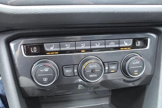 Volkswagen Tiguan Volkswagen Tiguan 1.5 TSI 150pk ACT R-Line DSG7 NL-Auto NAP Panoramadak Clima Cruise Navi Leder Keyless Dig. Cockpit El. Klep Trekhaak 1300kg - afbeelding nr 17