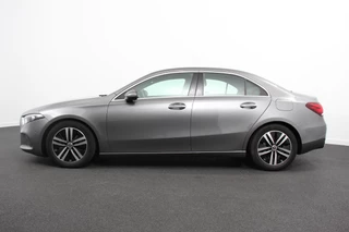 Mercedes-Benz A-Klasse Mercedes-Benz A-klasse 200 Automaat Progressive | Sfeerverlichting | Navigatie | Climate control | Camera | Parkeer sensoren | Half Lederen Bekleding | Led  | Cruise Control | LMV Velgen - afbeelding nr 7