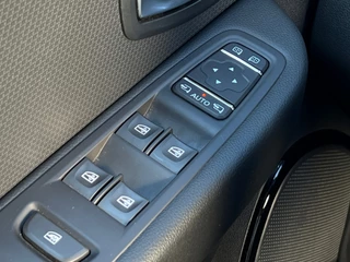 Renault Clio Renault Clio 1.2 TCe Limited | Volledig Onderhouden | Navigatie | Cruise Control | Climate Control | Stoelverwarming | Parkeersens - afbeelding nr 19