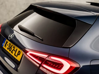 Mercedes-Benz A-Klasse 218Pk Automaat (SCHUIFDAK, APPLE CARPLAY, SFEERVERLICHTING, MEMORY SEATS, CAMERA, BURMESTER, LEDER/ALCANTARA, ADAPTIVE CRUISE, GETINT GLAS, NIEUWSTAT) - afbeelding nr 35