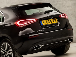 Mercedes-Benz A-Klasse Mercedes-Benz A-Klasse 250 e Business Solution Luxury 218Pk Automaat (GROOT NAVI, SFEERVERLICHTING, WIDESCREEN, CAMERA, LEDER, STOELVERWARMING, SPORTSTOELEN, CRUISE, LANE ASSIST, NIEUWSTAAT) - afbeelding nr 11